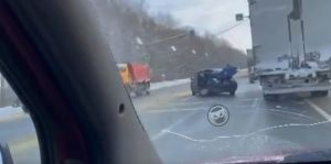 На трассе М5 столкнулись легковушка и фура. Есть пострадавшие