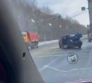 На трассе М5 столкнулись легковушка и фура. Есть пострадавшие