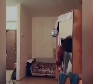 Неадекватный российский блогер в прямом эфире избил мать и бабушку