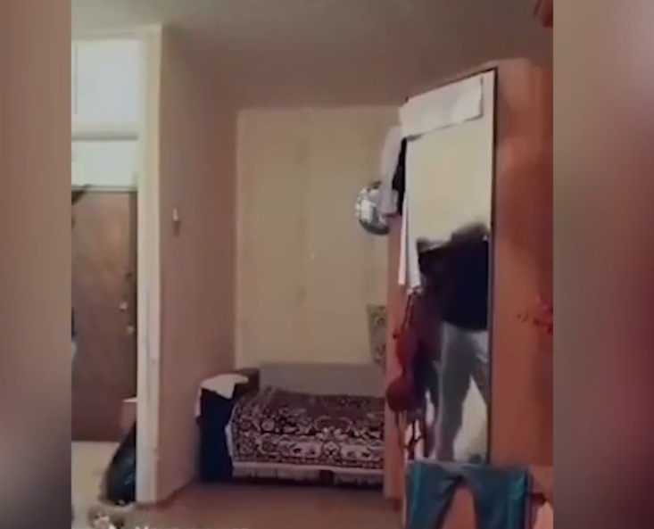 Неадекватный российский блогер в прямом эфире избил мать и бабушку