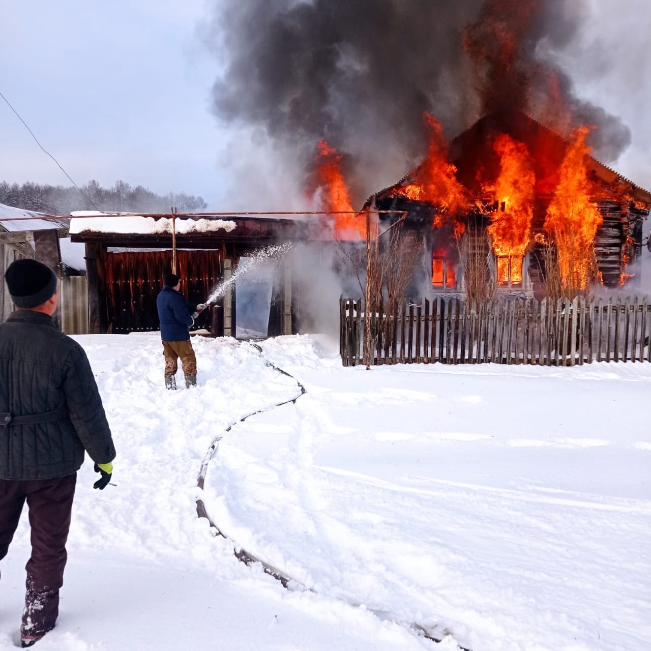 При пожаре в Никольском районе погиб один человек