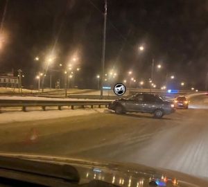 В Пензе легковушка врезалась в барьер и перегородила дорогу