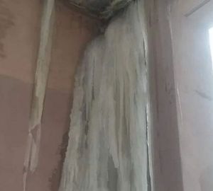 Дом на Воронова "размывает" горячей водой