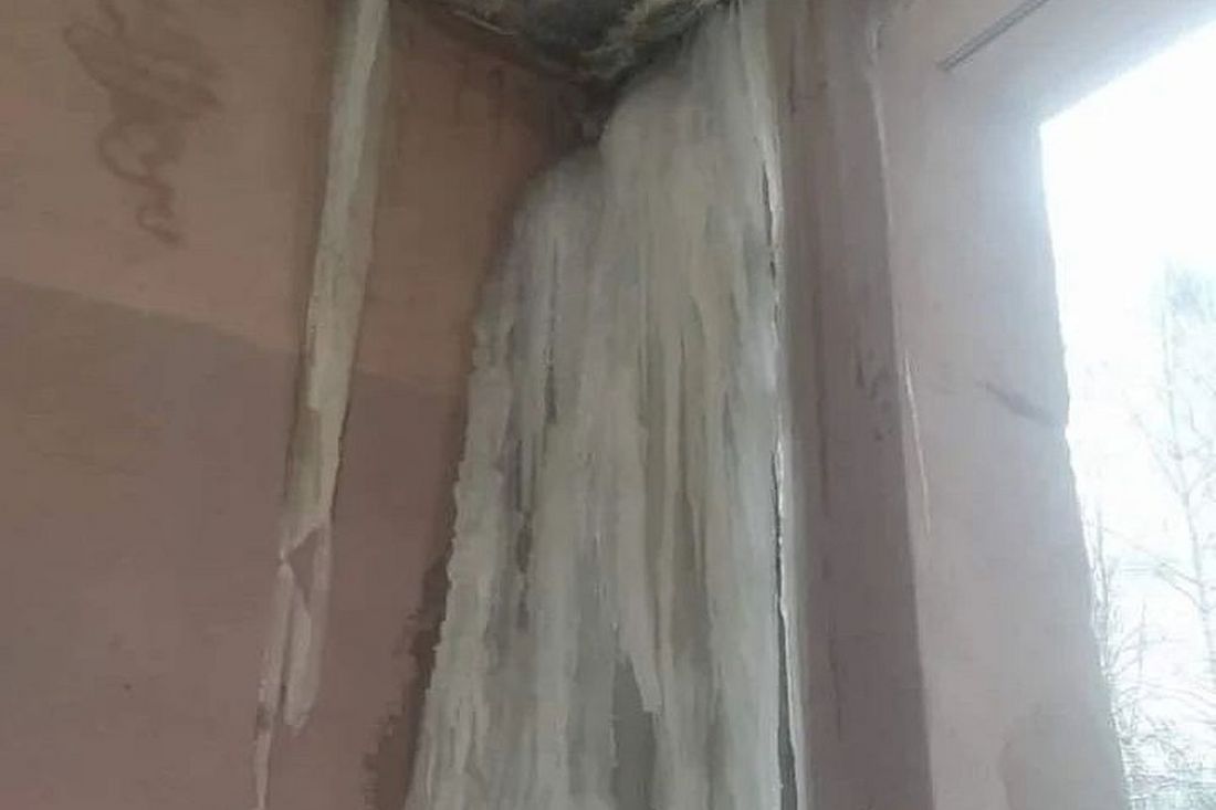 Дом на Воронова "размывает" горячей водой