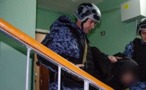 Пьяный пензенец бил окна в подъезде и напал на соседа