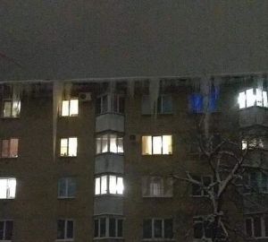 Жителям Заречного угрожают гигантские сосульки