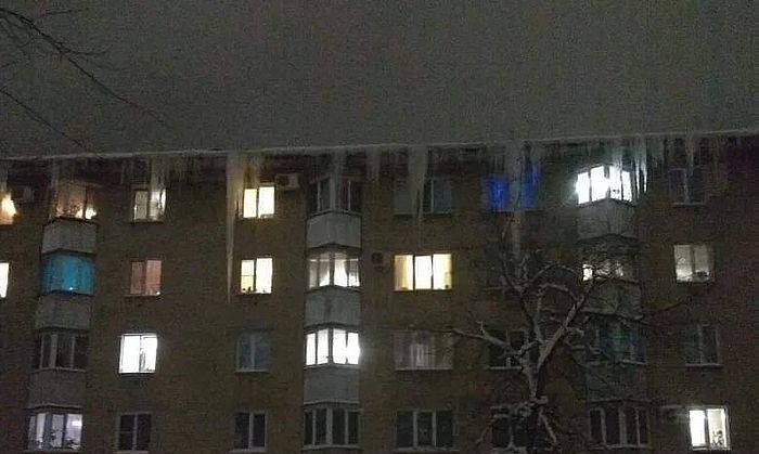 Жителям Заречного угрожают гигантские сосульки