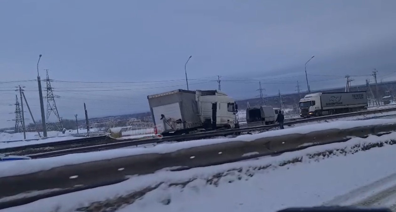 После аварии на М-5 кабина "уехала" отдельно от фуры