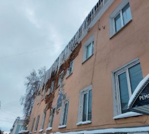 Жители Пензы чудом умудрились избежать травм от схода льдин с крыш