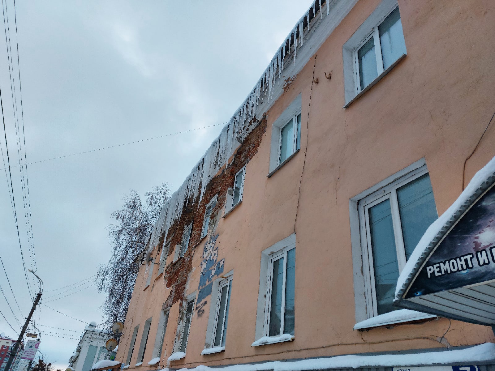 Жители Пензы чудом умудрились избежать травм от схода льдин с крыш