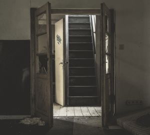 Подъезд на одной из улиц Пензы затопили канализационные воды