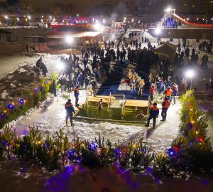 В Городе Спутнике прошли крещенские купания 2022 года. Видео