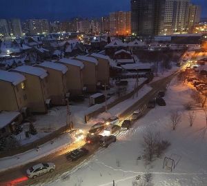 В Терновке из-за неочищенной дороги возникла глухая пробка