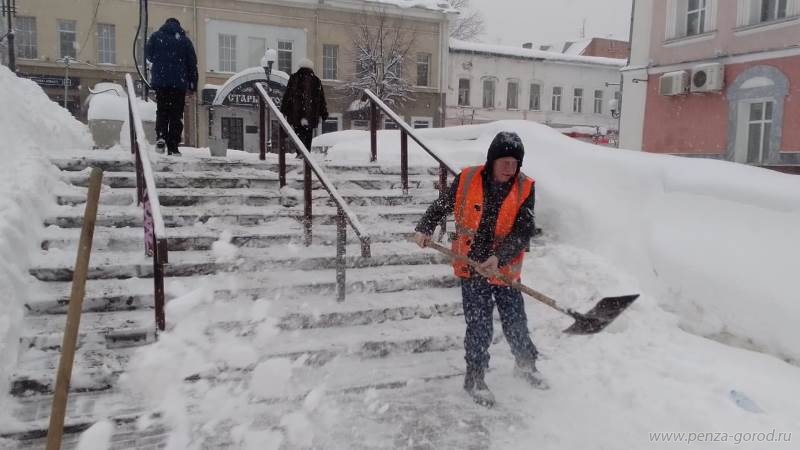 В Пензе снег убирают более 100 единиц техники