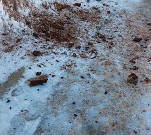 На головы жителям Пензы начали падать не только сосульки, но и кирпичи