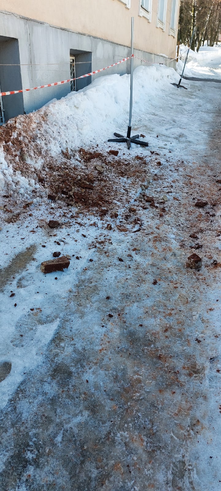 На головы жителям Пензы начали падать не только сосульки, но и кирпичи