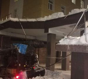 Водителя трактора, рухнувшего на мужчину, освобождали спасатели