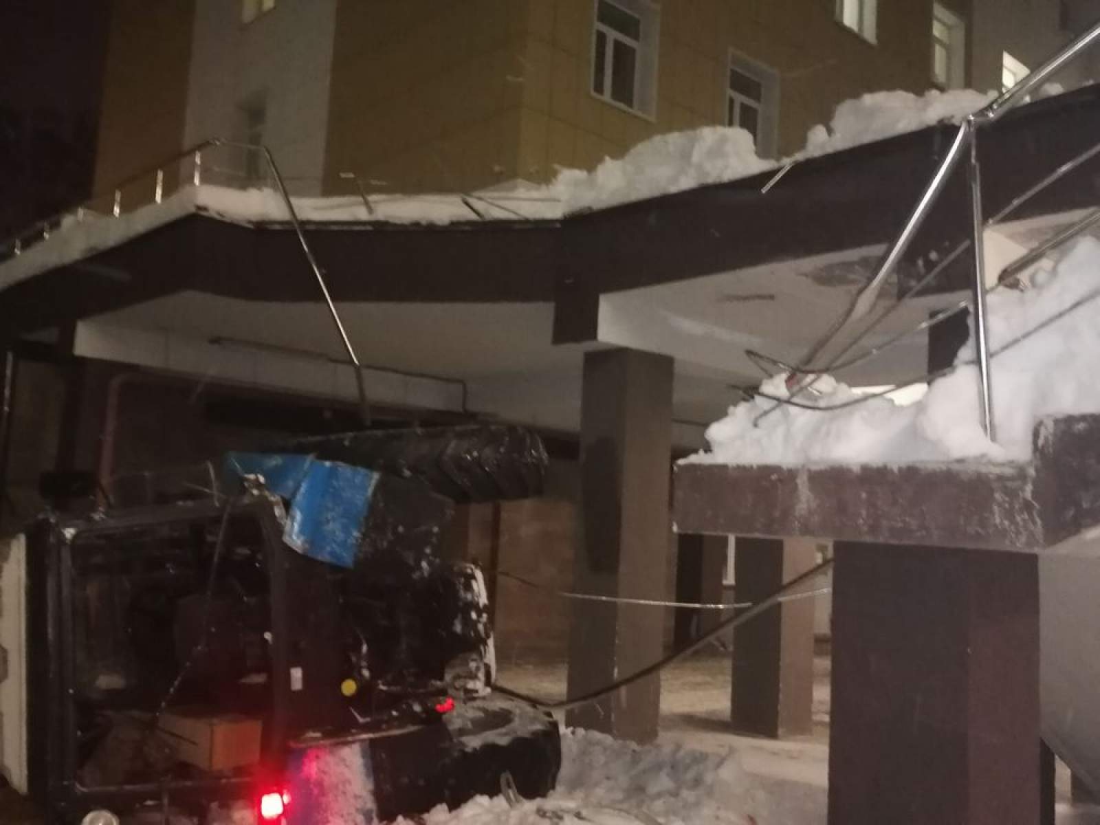 Водителя трактора, рухнувшего на мужчину, освобождали спасатели