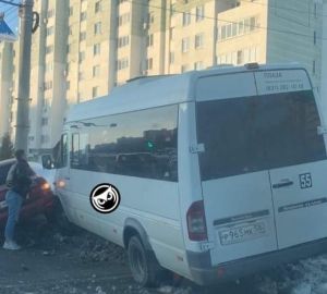 В Пензе маршрутка столкнулась с легковушкой и вылетела на обочину