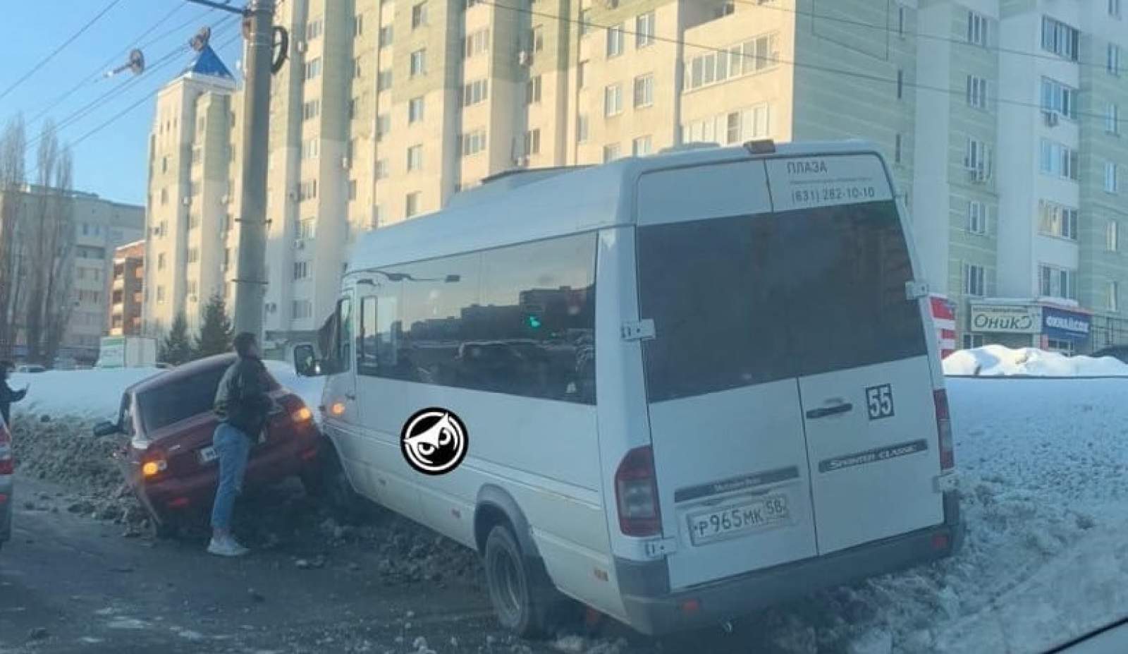 В Пензе маршрутка столкнулась с легковушкой и вылетела на обочину