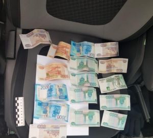 Житель Кузнецка попытался «подарить» 25 000 рублей сотруднику полиции