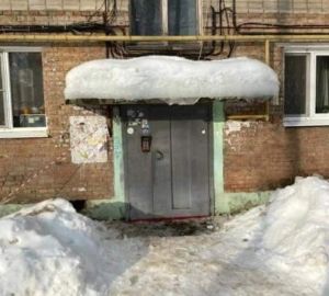 Пензенцев напугала ледяная «шапка» на козырьке подъезда