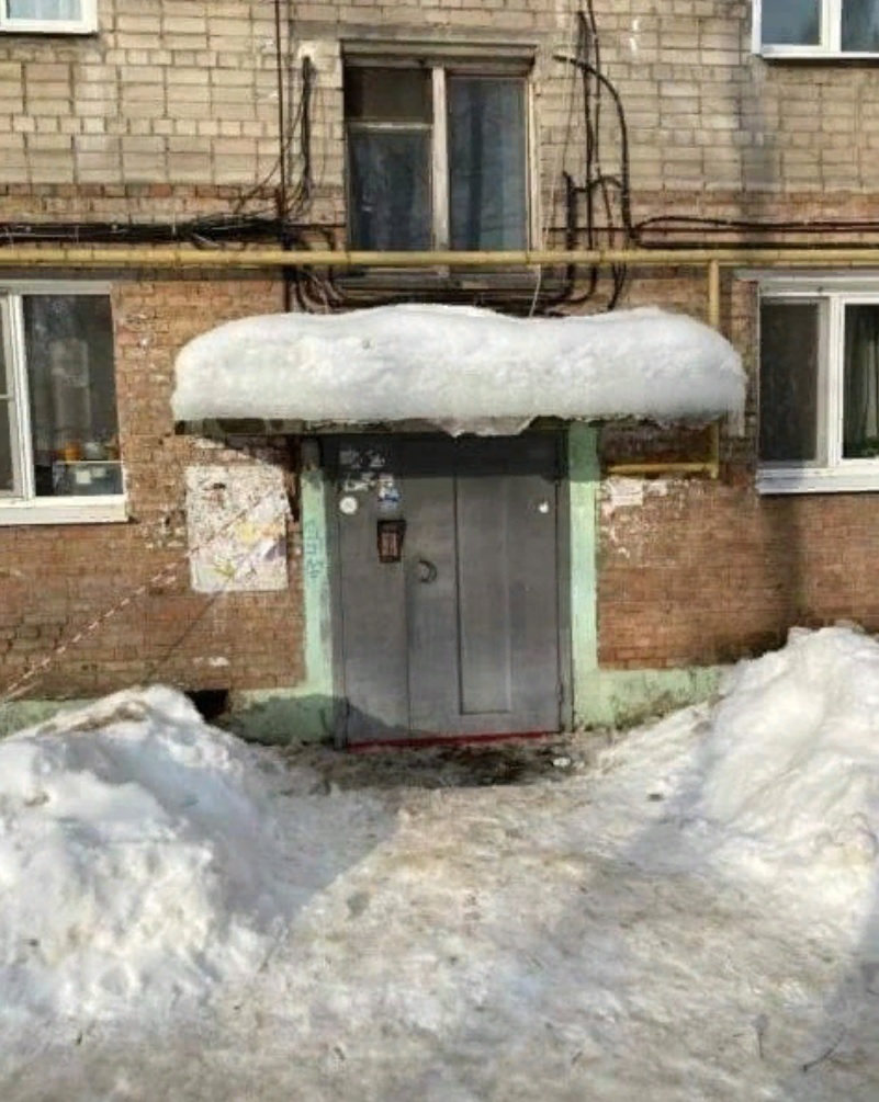 Пензенцев напугала ледяная «шапка» на козырьке подъезда