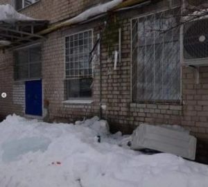 В Пензе рабочие едва не уронили ледяную глыбу на головы прохожим