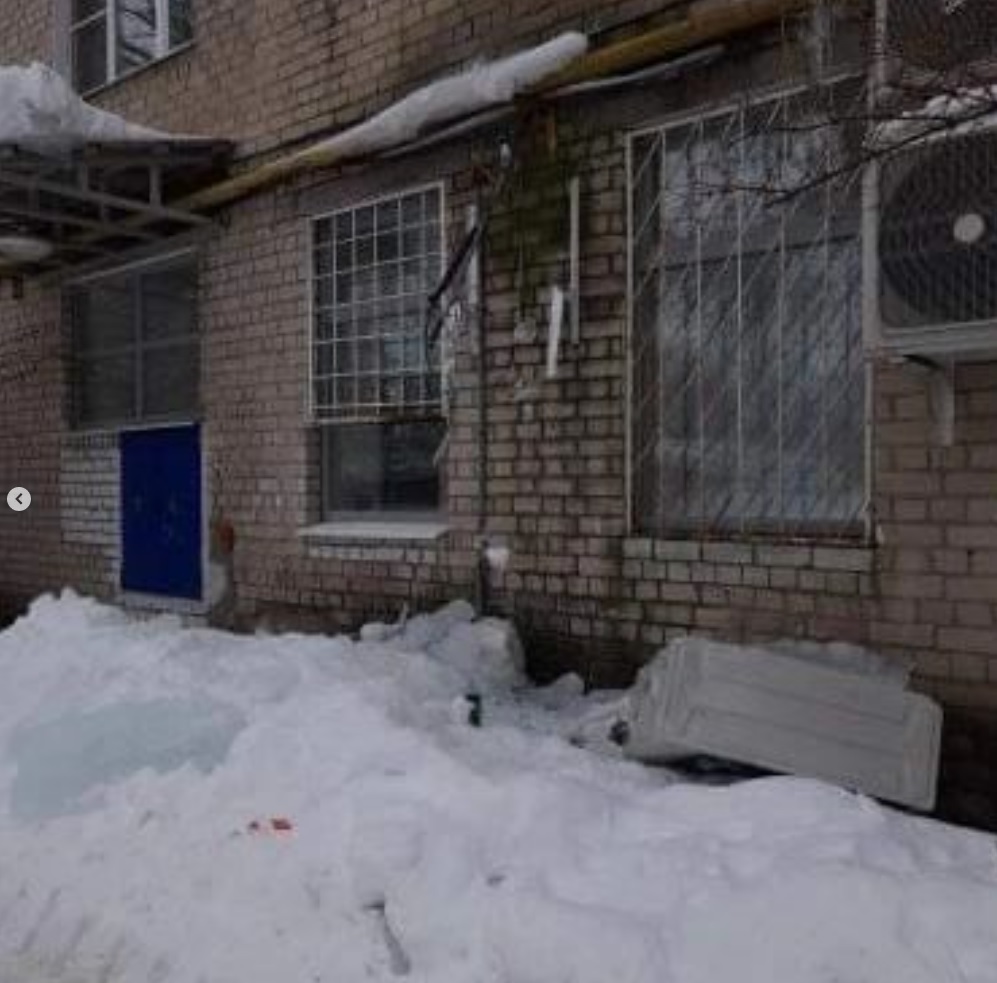 В Пензе рабочие едва не уронили ледяную глыбу на головы прохожим