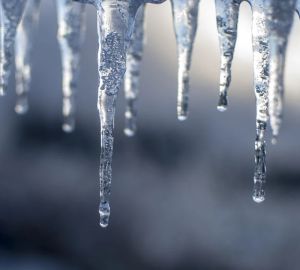 В Пензе сосульки покалечили женщину и молодого парня