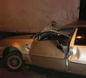 В Пензе спасателям пришлось вызволять водителя из искореженной легковушки