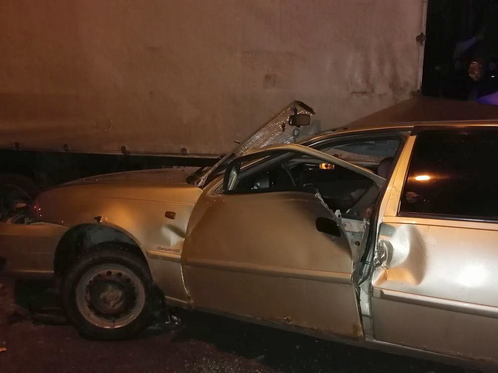 В Пензе спасателям пришлось вызволять водителя из искореженной легковушки