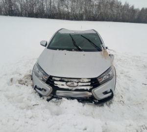 Снегопад стал причиной жесткой аварии с легковушкой