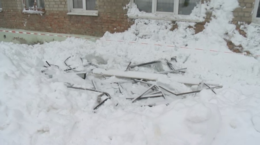 Кооператив отказался помогать: в Пензе куском льда снесло застекленный балкон
