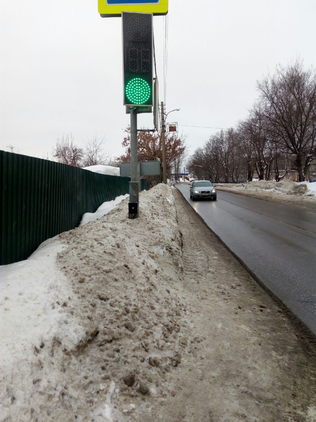 Пензенцы бьют тревогу: школьники оказались в опасности из-за закопанного светофора