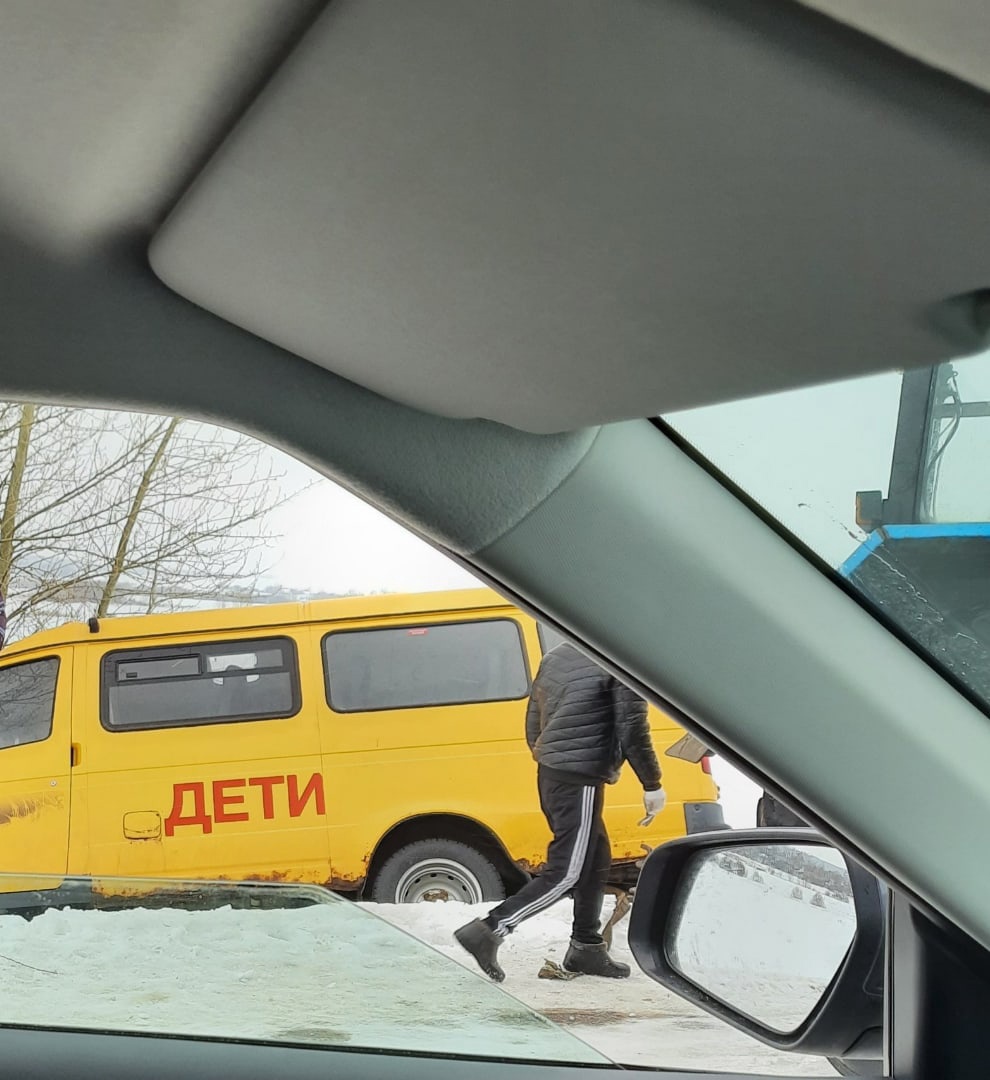 В Пензенской области школьный автобус вылетел с трассы