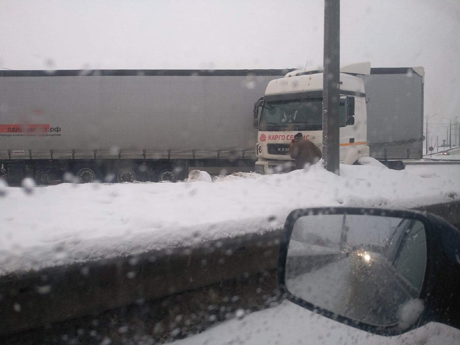 Проезд по трассе М5 оказался блокирован из-за аварии с большегрузом