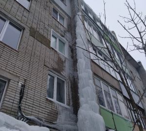 В Пензе с дома на улице Краснова убрали ледяную «скульптуру»