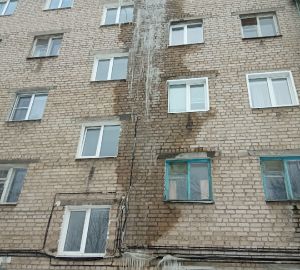 Пензенские коммунальщики пробили крышу, очищая снег