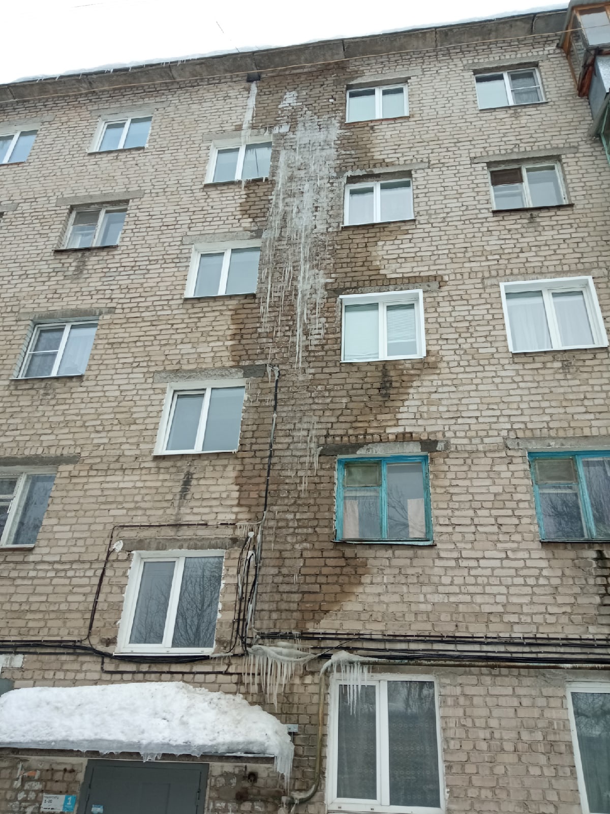 Пензенские коммунальщики пробили крышу, очищая снег