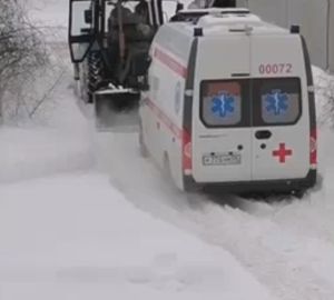 В Пензенской области машина скорой увязла на неочищенной дороге