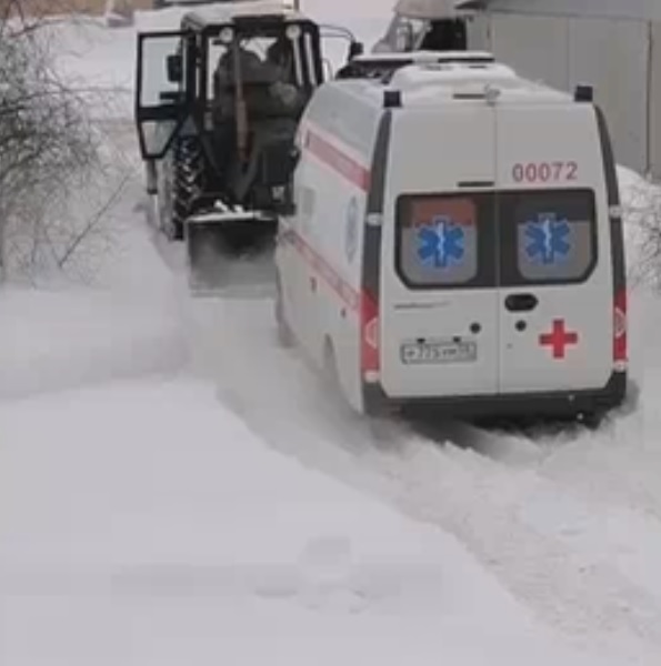 В Пензенской области машина скорой увязла на неочищенной дороге