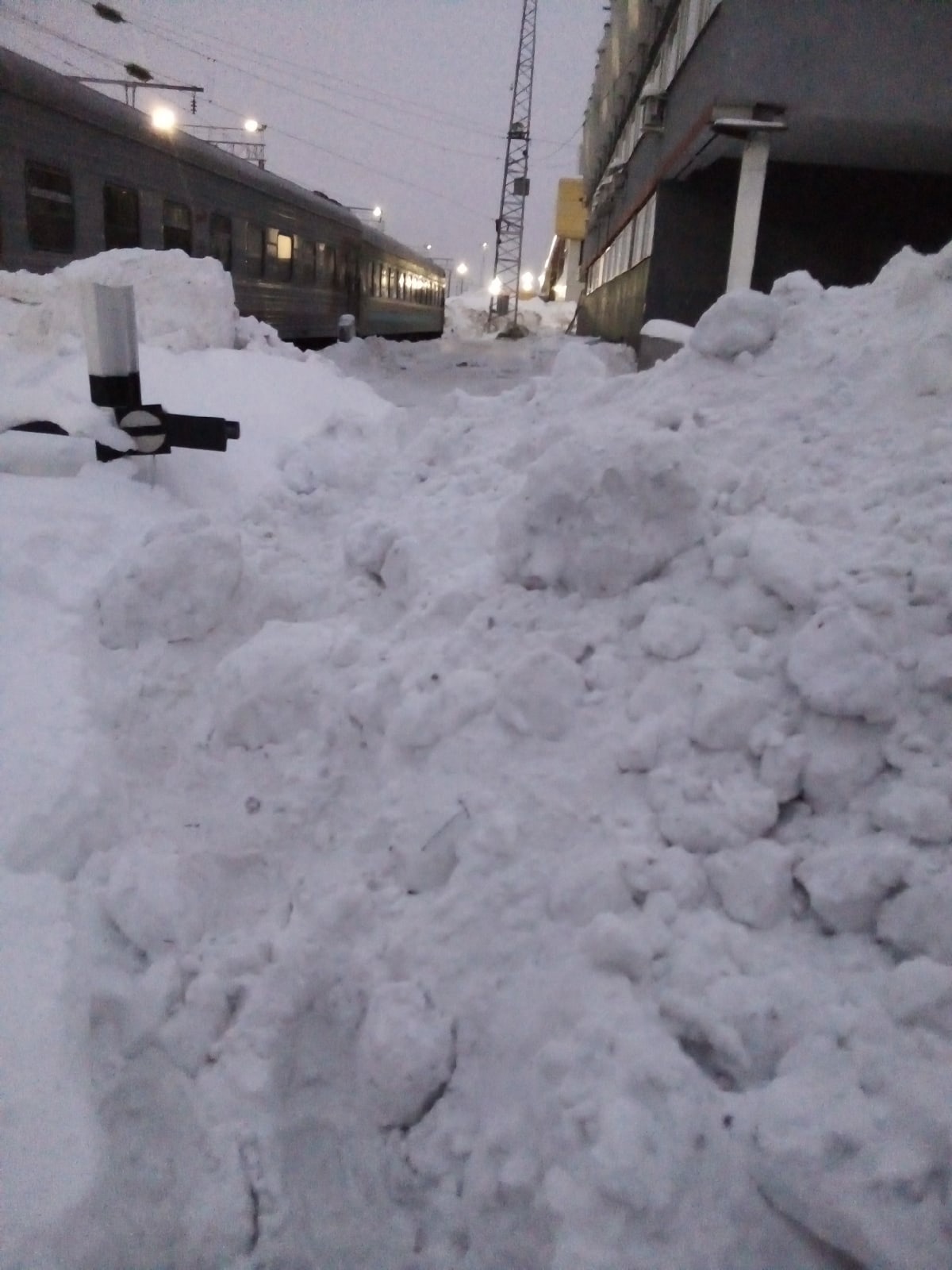 В Пензе «лицо города» забросали снежными глыбами