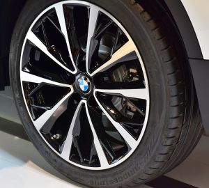 Жителя Кузнецка обвинили в краже колеса от «BMW»