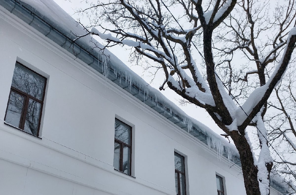 В Пензе на голову мужчины свалился снежный ком, пострадавший в больнице