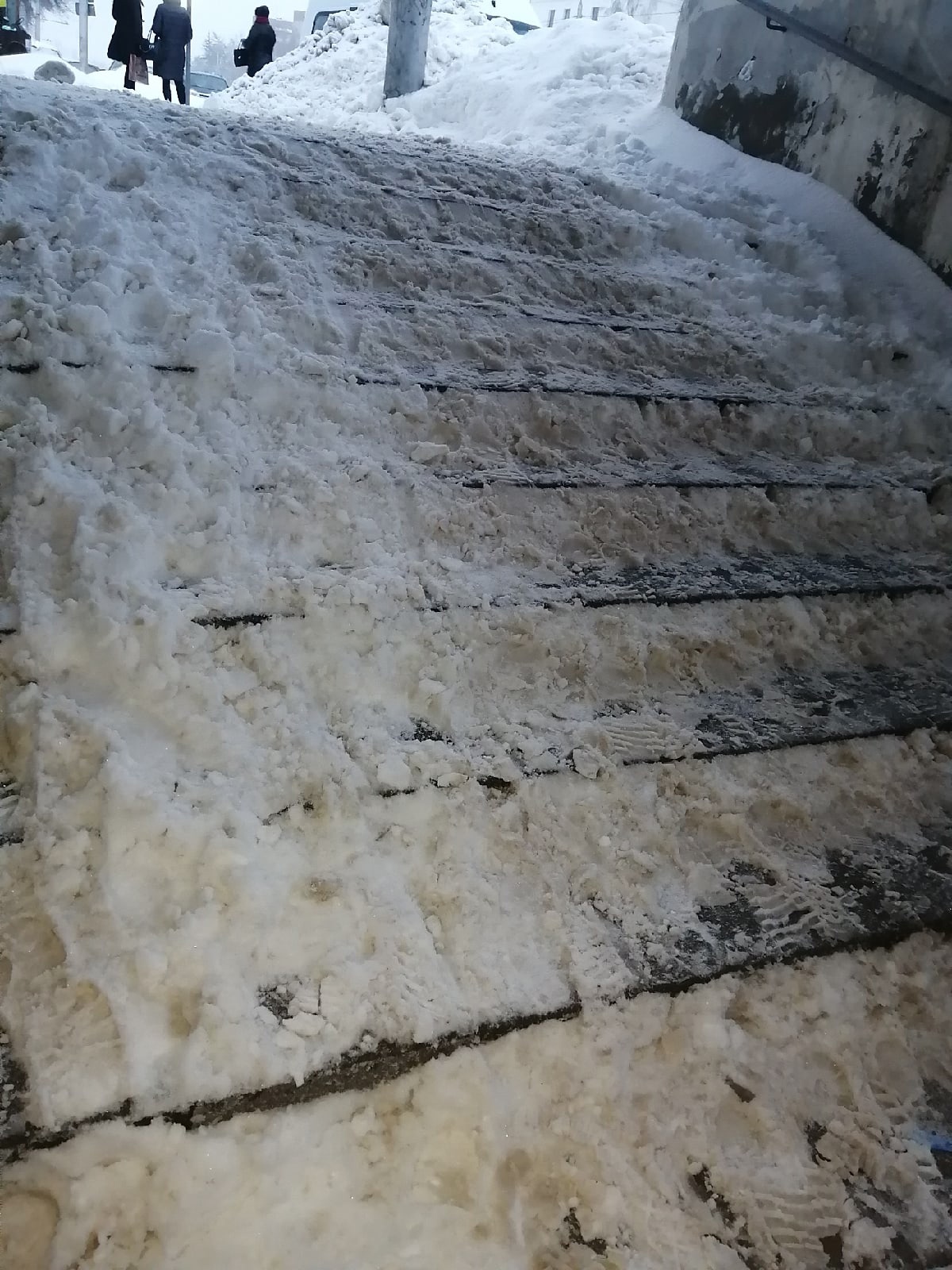 Пензенцев возмутила заснеженная лестница на проспекте Победы