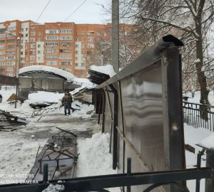 Опасность на Бугровке: в Пензе снегопад уничтожил навес над припаркованными машинами