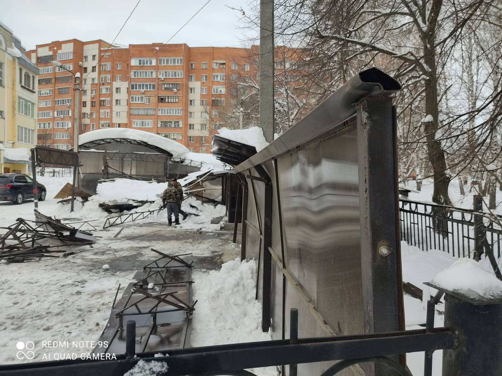 Опасность на Бугровке: в Пензе снегопад уничтожил навес над припаркованными машинами