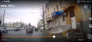 «Сказочно повезло»: в Пензе ледяная глыба едва не рухнула на голову девочке