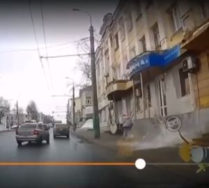 «Сказочно повезло»: в Пензе ледяная глыба едва не рухнула на голову девочке